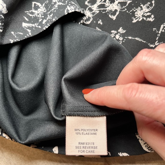 Philosophy NWOT pencil skirt black with white flowers size 6 - Picture 3 of 7